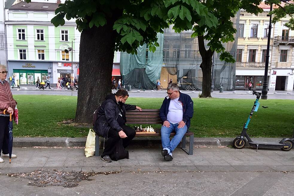 Auf dem Prospekt der Freiheit wird am Wochenende draußen Schach gespielt…