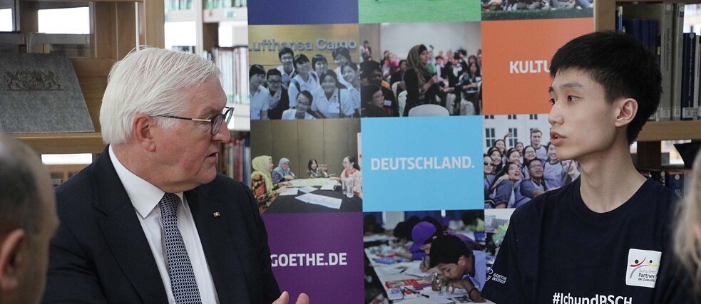 Frank-Walter Steinmeier im Gespräch mit Wilbert Thamrin, einem Schüler der Saint Peter's School in Jakarta, der in diesem Jahr die Nationale Deutscholympiade gewonnen hat und zur internationalen Deutscholympiade nach Hamburg fahren wird.
