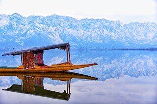Jezioro Dal w Kaszmirze. Zasłynęło jako „klejnot w koronie Kaszmiru” lub „raj w sercu Kaszmiru”. Noc spędzona na jednej z ponad tysiąca łodzi mieszkalnych stanowi romantyczną atrakcję dla turystów z kraju i zagranicy. W przeciwieństwie do Kerali, łodzie mieszkalne są tu solidnie zakotwiczone u brzegu jeziora o powierzchni 21 km kwadratowych. Do luksusowych kwater na wodzie można się dostać jedynie za pomocą tzw. shikaras, pięknie zdobionych lokalnych łodzi wiosłowych. W szczycie sezonu stanowią one główną atrakcję pulsującego życiem jeziora. Znikają wraz z nadejściem zimy, a jezioro Dal ukazuje wtedy swoje spokojne, surowe oblicze. Życie praktycznie zamiera. Łodzie mieszkalne zostają zamknięte, a shikaras służą jedynie do łowienia ryb. Kiedy jezioro zamarza, nie spotka się tu żywej duszy.  