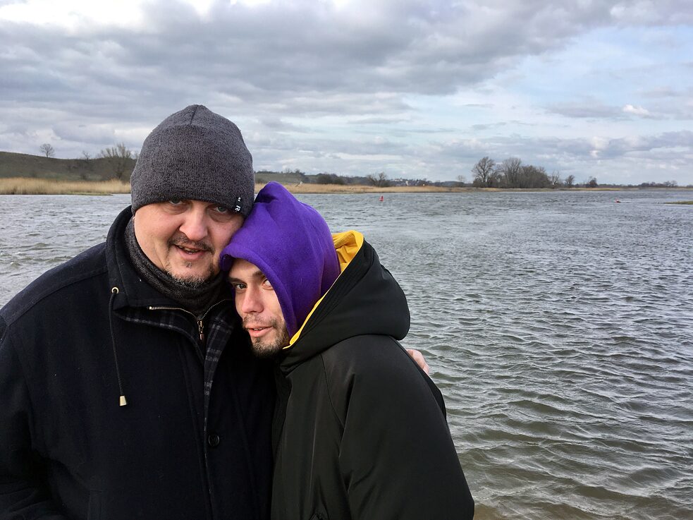 V bezpečí a hledající relax: Oleksandr Nikulin a Denys Kucekon u pohraniční řeky Odry.