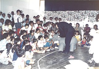 Matthias Kuchta and Hiltrud Vorberg-Beck from the puppet theater Lille Kartofler inspired children from Malaysian schools and hospitals with the performance "The Bremen Town Musicians" in 1988.