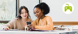 Deux jeunes femmes regardant ensemble un smartphone.