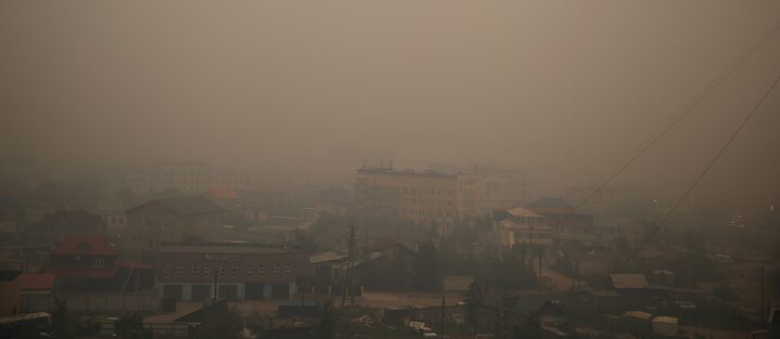 Города Якутии были охвачены густым смогом из-за бушующих в окрестностях лесных пожаров.