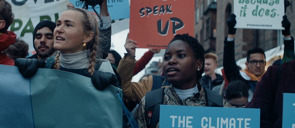 Dear Future Children Jugendliche mit Schildern auf einer Demonstration