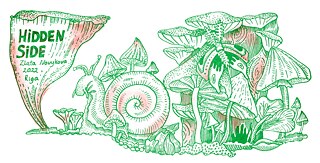Sarkanā un zaļā krāsā ir redzami detalizēti meža zīmējumi. No augiem, sēnēm, gliemežvākiem un tauriņa. 
