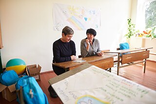 Sprava doľava, učiteľky Nadija a Iryna vo svojej triede.