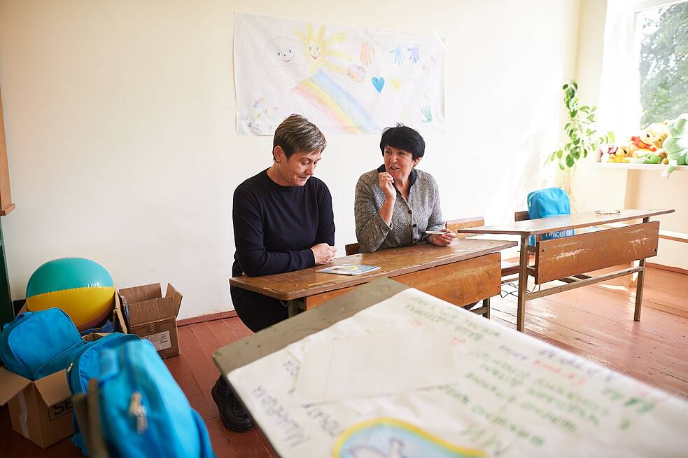 Die Lehrerinnen Nadija (rechts) und Iryna in ihrer Klasse