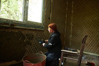 Dobrovoľníci z rôznych miest Ukrajiny pomáhajú pri oprave domu.