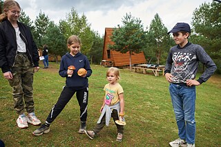 Najstaršia dcéra Lymarovcov Alina, 12 rokov, Marina, 9 rokov, Ivanna, 3 roky, a Oleg, 14 rokov.Zbierajú huby na území rehabilitačného tábora „Mšanecké kolyby“.
