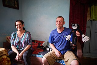 Oleksij Jermakov s manželkou Anželou. V rukách drží plyšovú mačku Rickyho. Hodil ju do synovho batohu, keď opúšťali dom. Teraz je to obľúbená hračka jeho najstaršej dcéry.