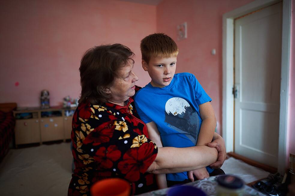 Antonina mit dem Enkel Maksym. Er will Pilot werden.
