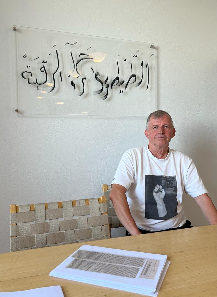 Wolfgang Müller in front of the calligrahy