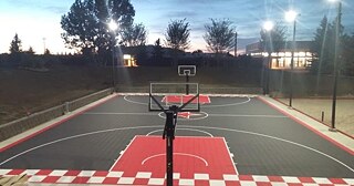 mein Lieblingsplatz ist der Basketballplatz Ich spiele sehr gerne Basketball jeden Morgen, Nachmittag und Abend Ich trainiere immer, damit meine Basketballmannschaft und ich bereit sind, wenn wir spielen