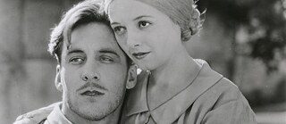 Eine Szene aus dem Film in Schwarz-Weiß mit den beiden Protagonisten des Films