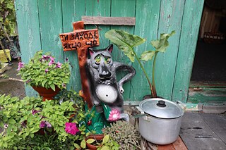 Скульптура вовка з популярного радянського мультфільму на подвір'ї Надії Василівни.