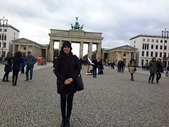 Gül Fikir vor dem Brandenburger Tor in Berlin.