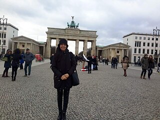 Gül Fikir vor dem Brandenburger Tor in Berlin. © Gül Fikir Gül Fikir