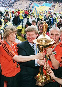 Рінат Ахметов з футболістами «Шахтаря» після завоювання Кубка України з футболу 2002 року.