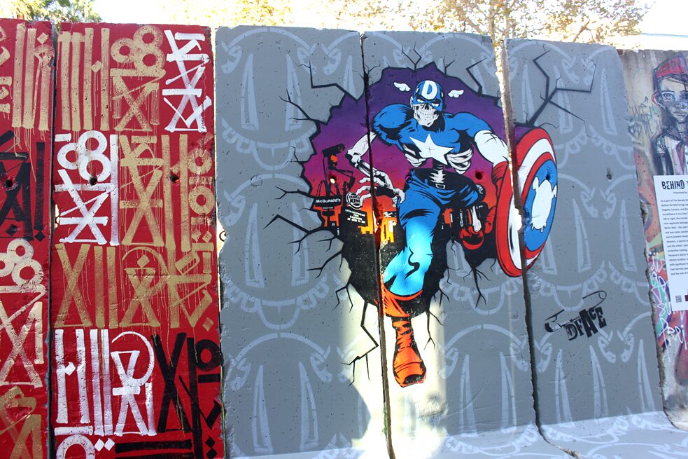 Graffitis de D*Face et Retna sur des pans du mur de Berlin à Los Angeles