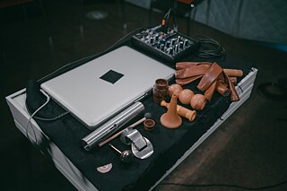 Foto eines Laptops und diverser Gegenstände, mit denen Ute Wassermann musiziert