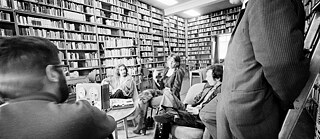 Künstlerbesprechung in der Bibliothek des Goethe-Instituts London 1980.