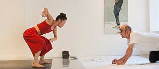 Künstler zeichnet Tänzerin in Performance