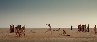 DANCING PINA fejrer den legendariske koreograf Pina Bauschs kunst og de mennesker, der nærmer sig hendes arbejde i dag. Billede fra filmen, hvor dansere på en strand i Senegal danser Pina Bauschs koreografier.