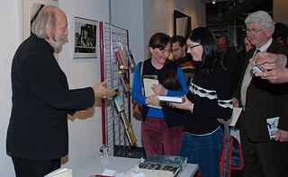 László Krasznahorkai beim Signieren seiner Bücher nach seinem Vortrag 2010.