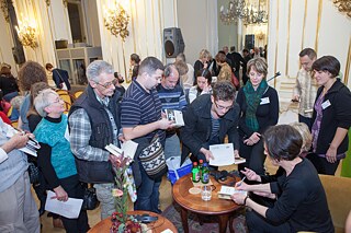 Herta Müller signiert ihr Buch nach ihrer Lesung 2012.