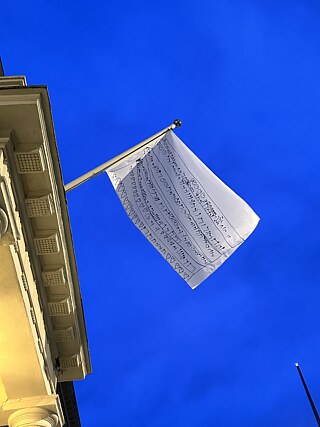 Die Flagge vor dem Goethe-Institut London mit blauem Himmel 