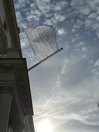 Die Flagge vor dem Goethe-Institut London bei bewölktem Himmel 