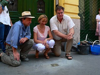 Einweihung eines Stolpersteins unter persönlicher Beteiligung des Künstlers Gunter Demnig 2007.