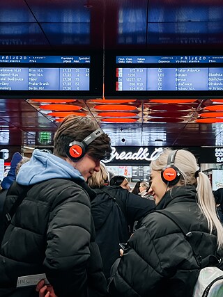 Účastníci audiwalku „Různí lidé“ na Hlavním nádraží v Praze.