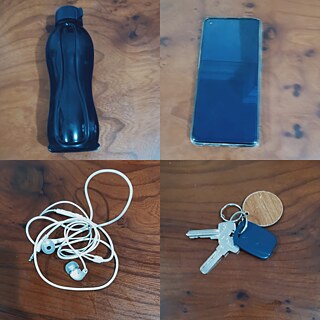 Ich habe in meiner Tasche eine Flasche Wasser, mein Handy, mein Kopfhörer und meine Wohnungsschlüssel