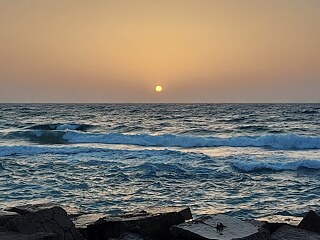 Ich lebe in Alex, Ägypten. Alexandria ist nicht die Hauptstadt,aber es ist ein wichtige Stadt. Es hat einen anderen Namen, Mediterrane Braut, weil es die besten Meere der welt hat. Mein Lieblingsort ist Sitzung vor der Meer. Der ort ist ruhig und sehr toll.