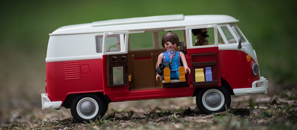 Le personnage est assis dans un camping-car