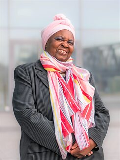 Nomazlu Thata (66) žijící v Brémách chce zavést rozhlasové vysílání pro ženy v Africe.