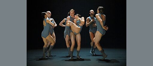 Performance de 'Promise'. Les danseuses et danseurs forment un cercle