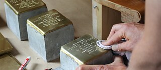 Am Ende wird poliert. Fertig ist ein neuer Stolperstein!