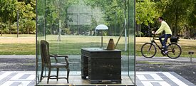 Un bureau sur lequel sont posés une lampe, un métronome et un livre, ainsi qu'une chaise vide à l'intérieur d'une boîte en verre : c'est le monument commémoratif du philosophe Theodor W. Adorno sur le campus de l'université Goethe de Francfort.