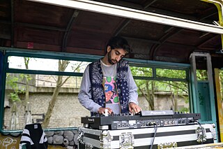 DJ legt in einer alten Straßenbahn auf dem Festivalgelände auf.