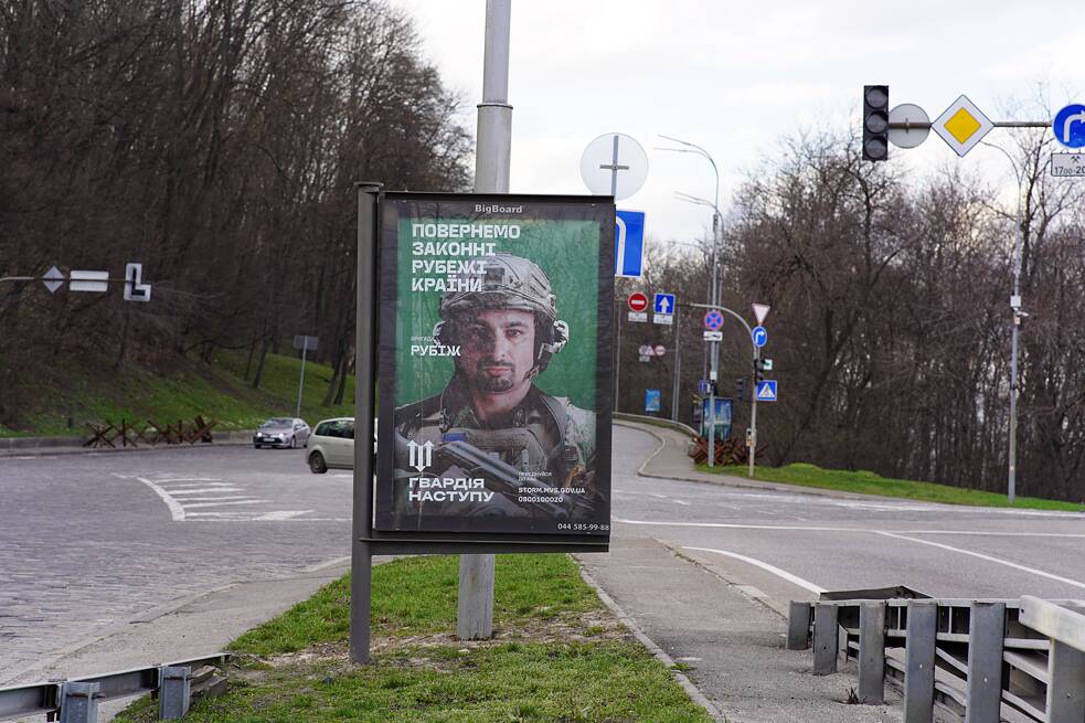 „Stellen wir die gesetzlichen Grenzen des Landes wieder her“ – Plakate werben um neue Rekrut*innen für die Armee und rufen die Bevölkerung zum Durchhalten auf.
