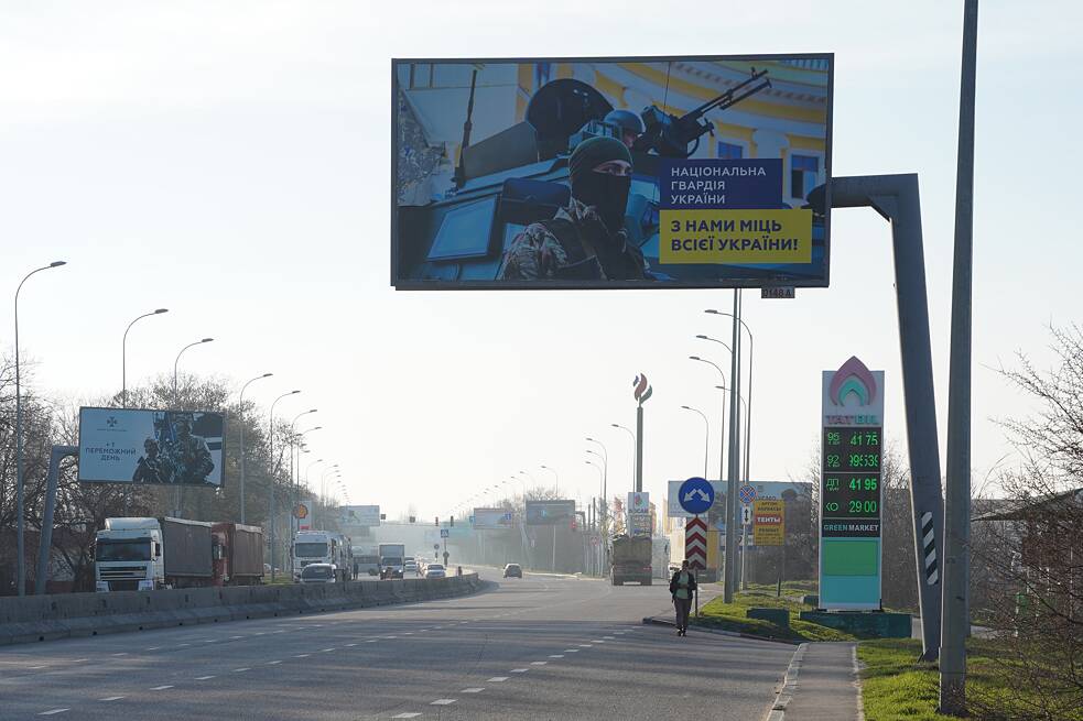 „Die Kraft der gesamten Ukraine ist mit uns“ – Plakate werben um neue Rekrut*innen für die Armee und rufen die Bevölkerung zum Durchhalten auf.