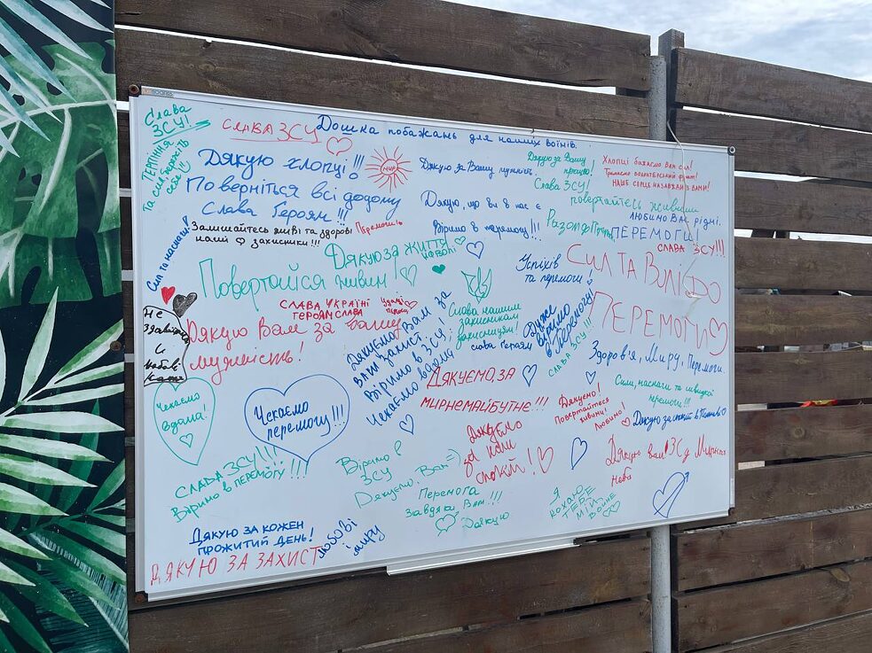 В екопарку Ковалівка є дошка, на якій відвідувачі пишуть подяку ЗСУ.