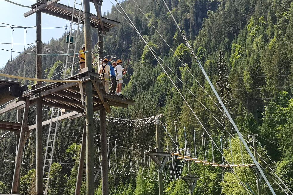 Jugendliche auf einem Holzturm im Klettergarten