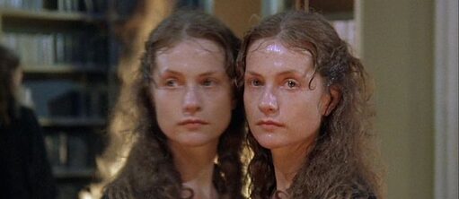 Die Protagonistin, verkörpert durch Isabelle Huppert, und ihre Spiegelung