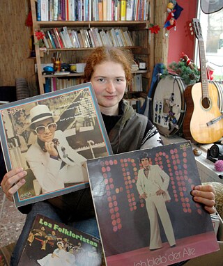 Kundin mit Schallplatten im Umsonstladen Berlin