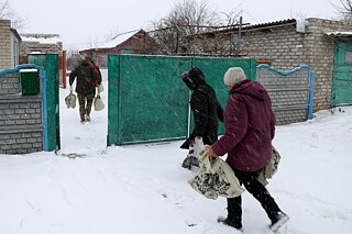 Únor 2022: Humanitární pomoc ve městě Piski-Radkivski v Charkivské oblasti. Když se lidem upoutaným na lůžko nosí potravinové balíčky, musí u toho být z bezpečnostních důvodů také někdo z armády.