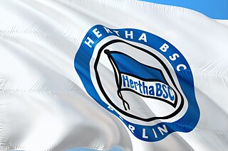 Die Fahne des Fußballclubs „Hertha“
