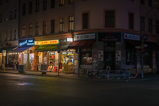 Ein kleiner Supermarkt, der Nachts geöffnet hat